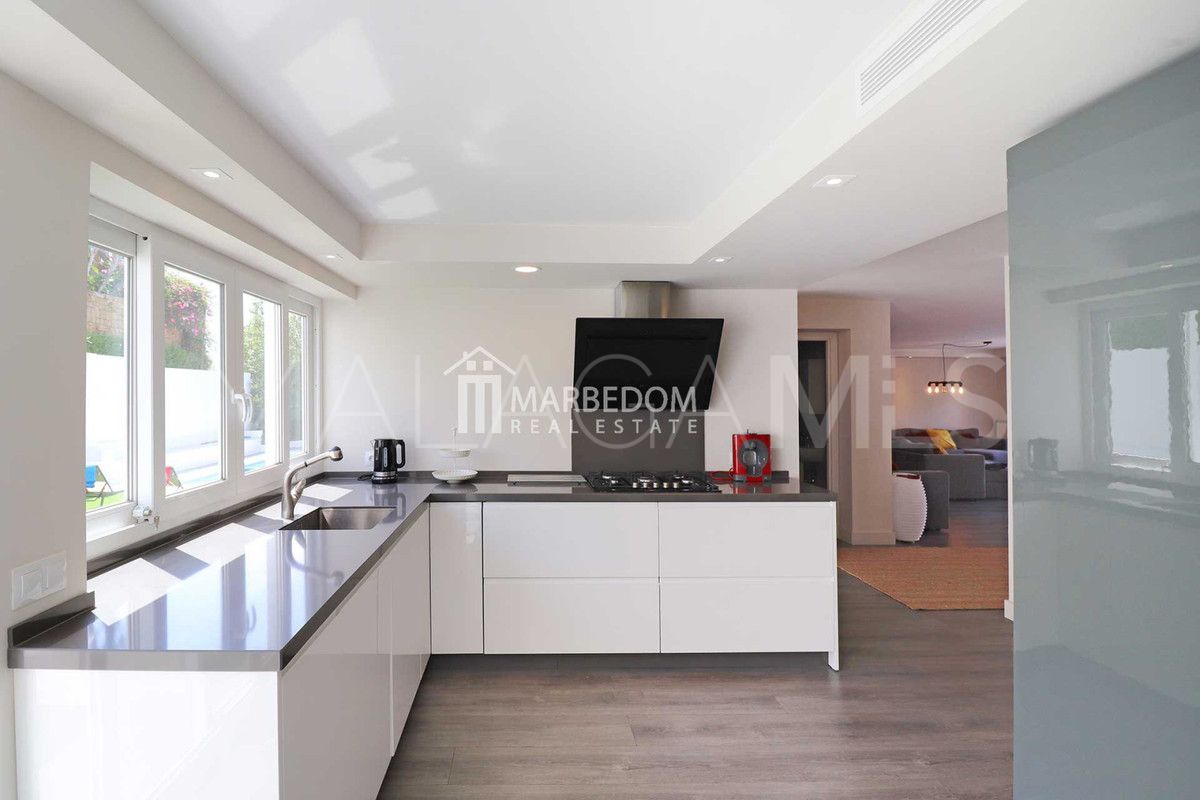 Villa for sale in Nueva Andalucia with 5 bedrooms