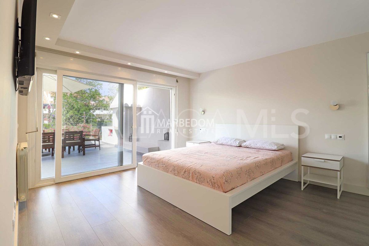 Villa for sale in Nueva Andalucia with 5 bedrooms