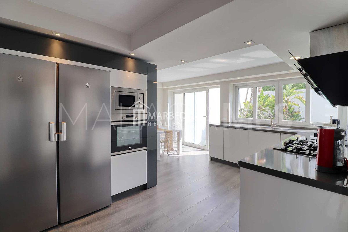 Villa for sale in Nueva Andalucia with 5 bedrooms