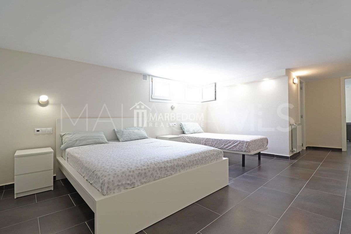Villa for sale in Nueva Andalucia with 5 bedrooms