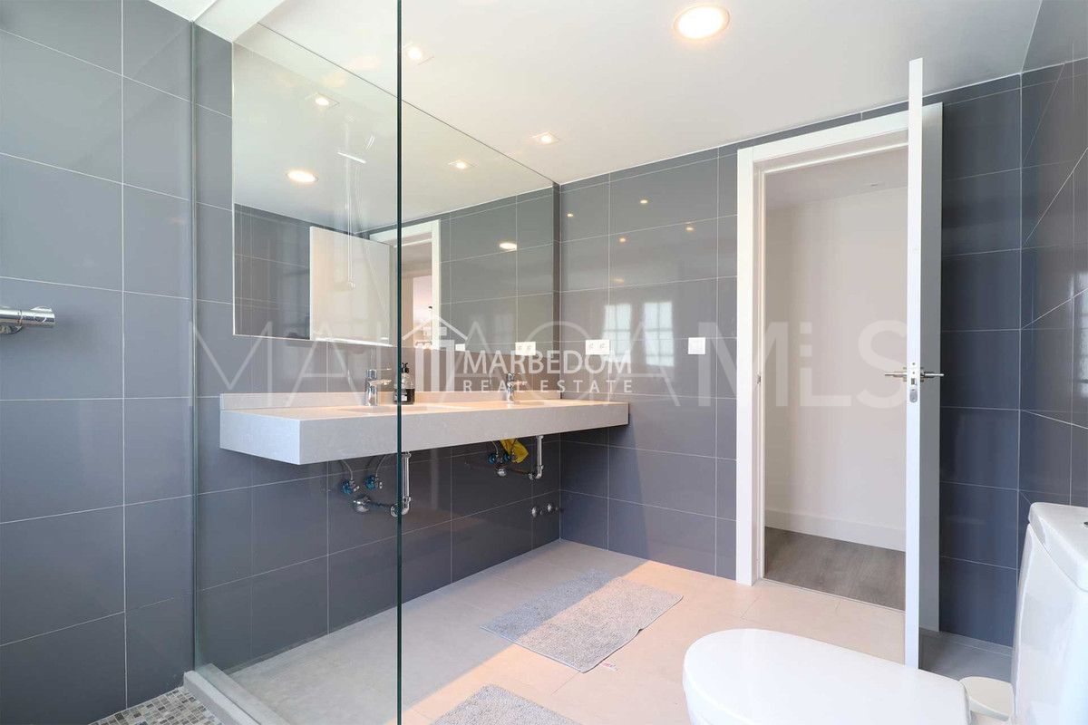 Villa for sale in Nueva Andalucia with 5 bedrooms