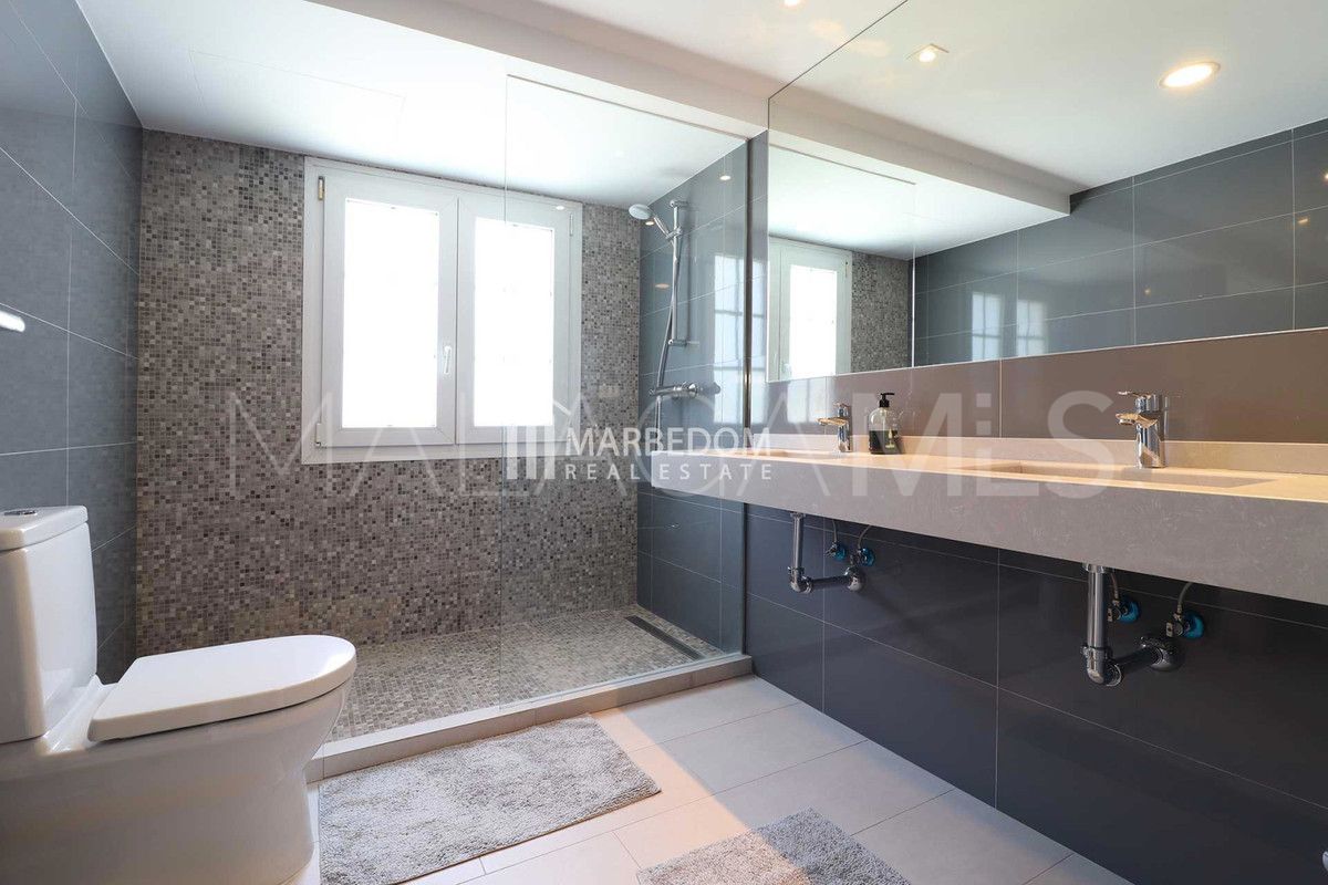 Villa for sale in Nueva Andalucia with 5 bedrooms