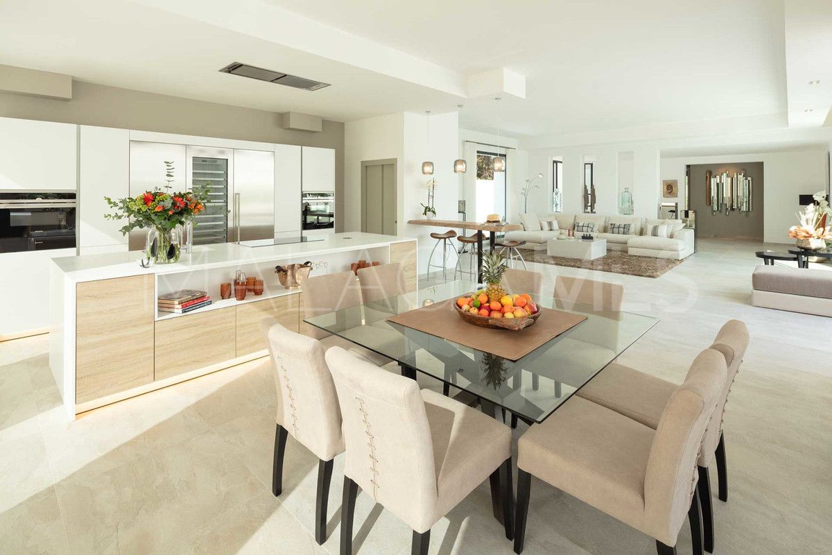 Villa for sale in Nueva Andalucia