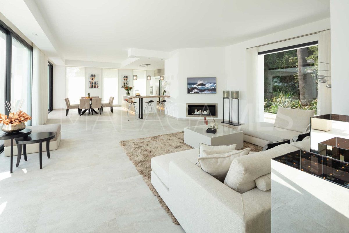 Villa for sale in Nueva Andalucia