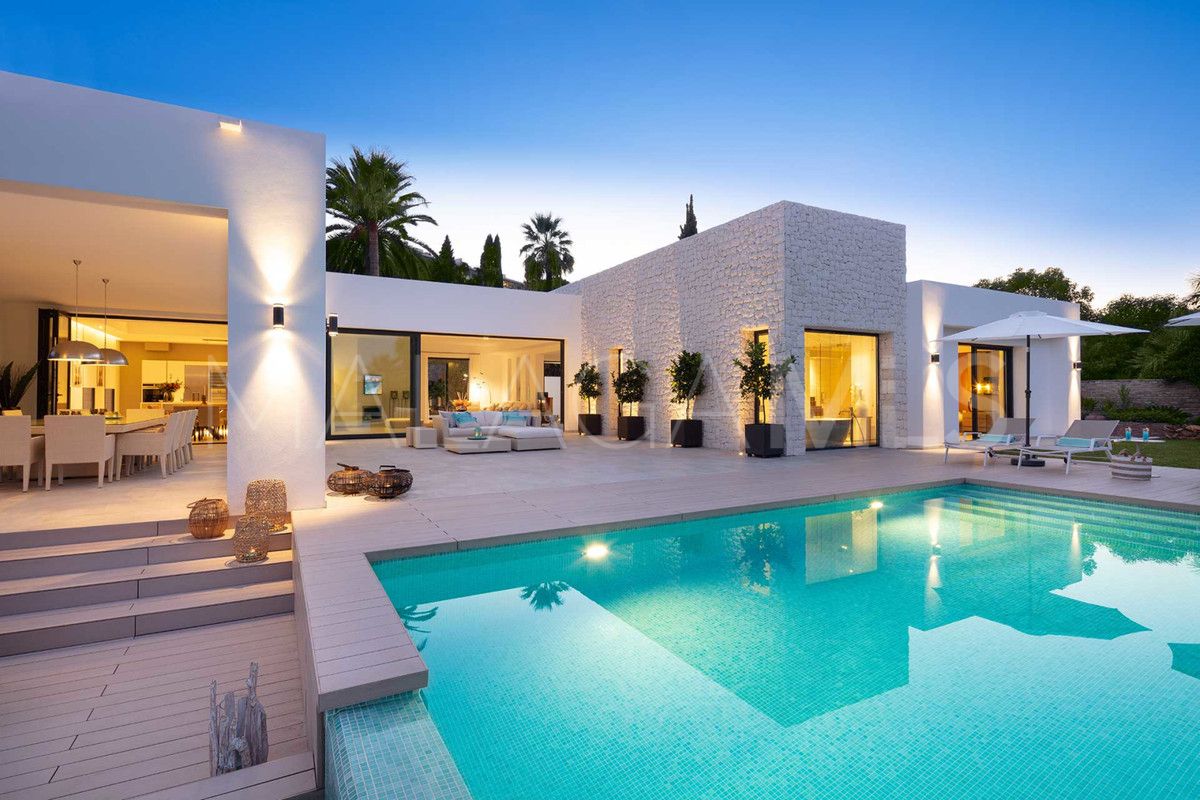 Villa for sale in Nueva Andalucia