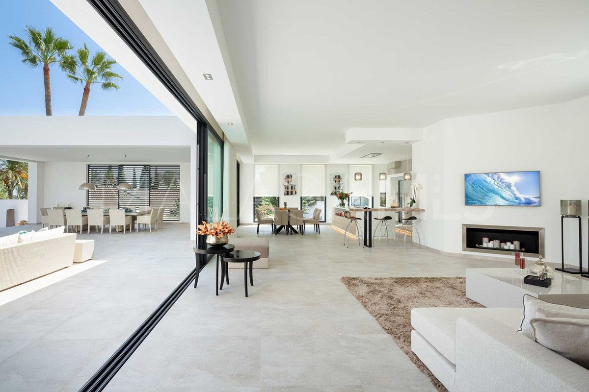 Villa for sale in Nueva Andalucia