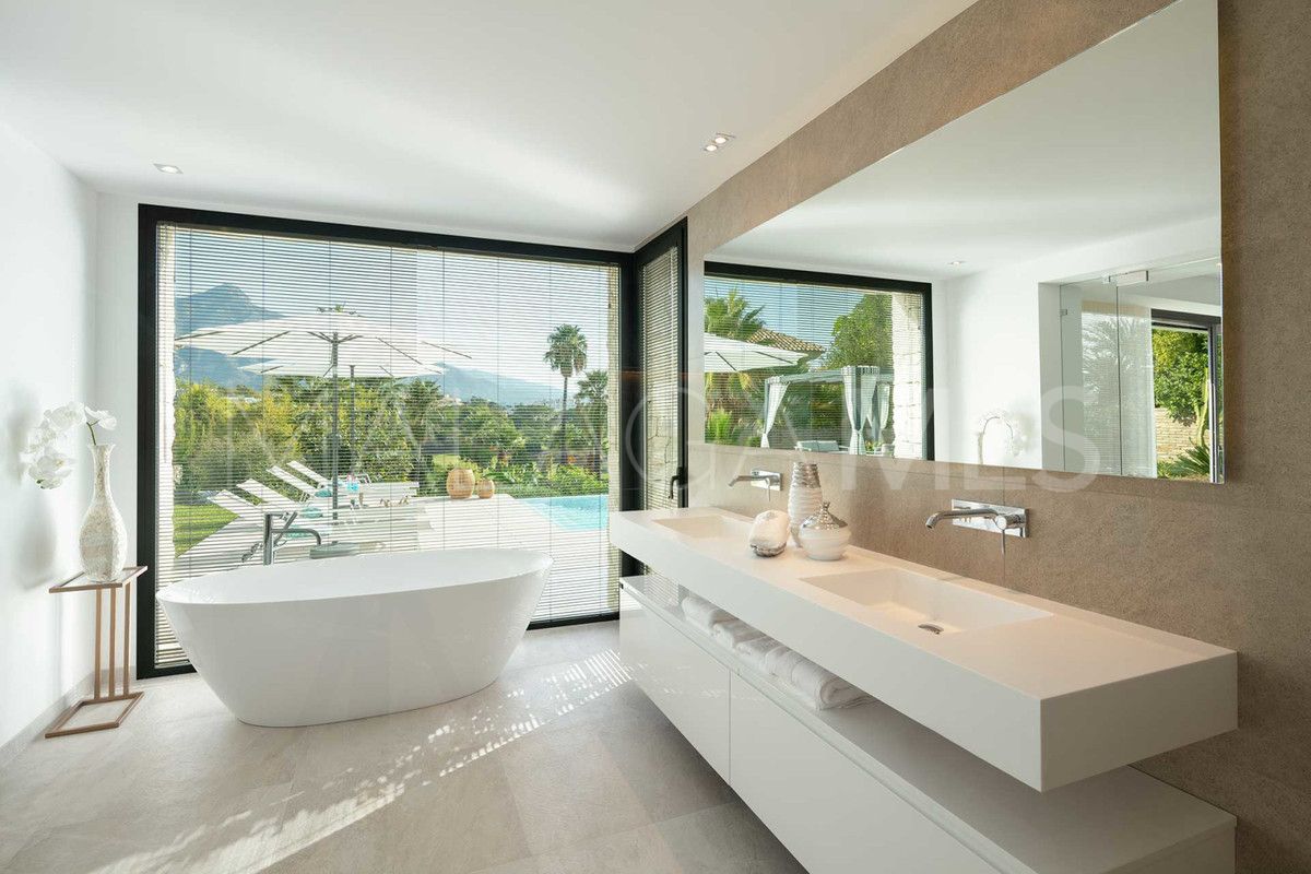 Villa for sale in Nueva Andalucia