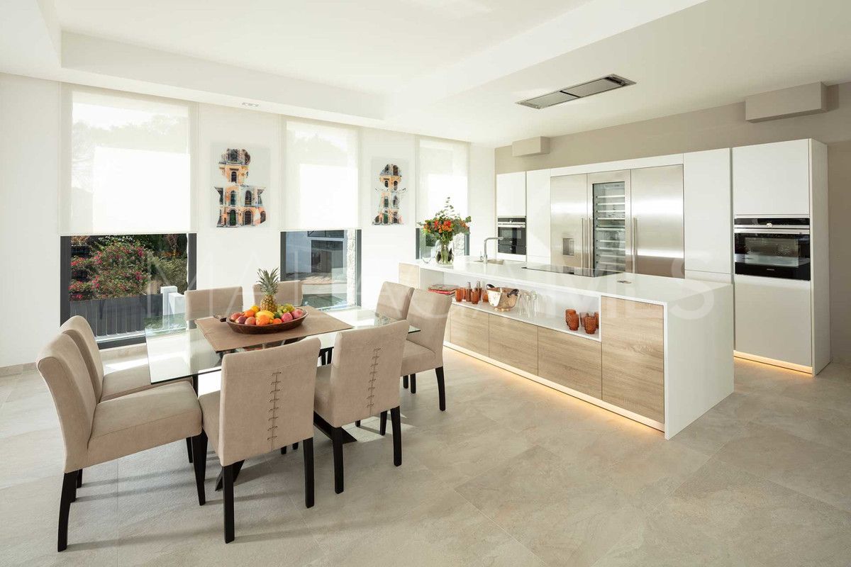Villa for sale in Nueva Andalucia