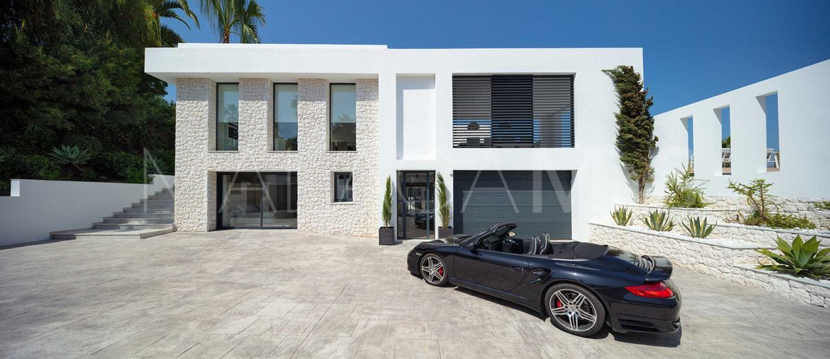 Villa for sale in Nueva Andalucia