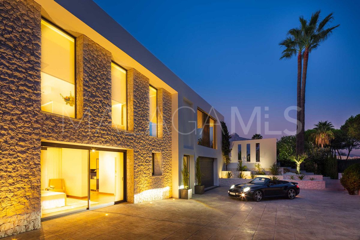 Villa for sale in Nueva Andalucia