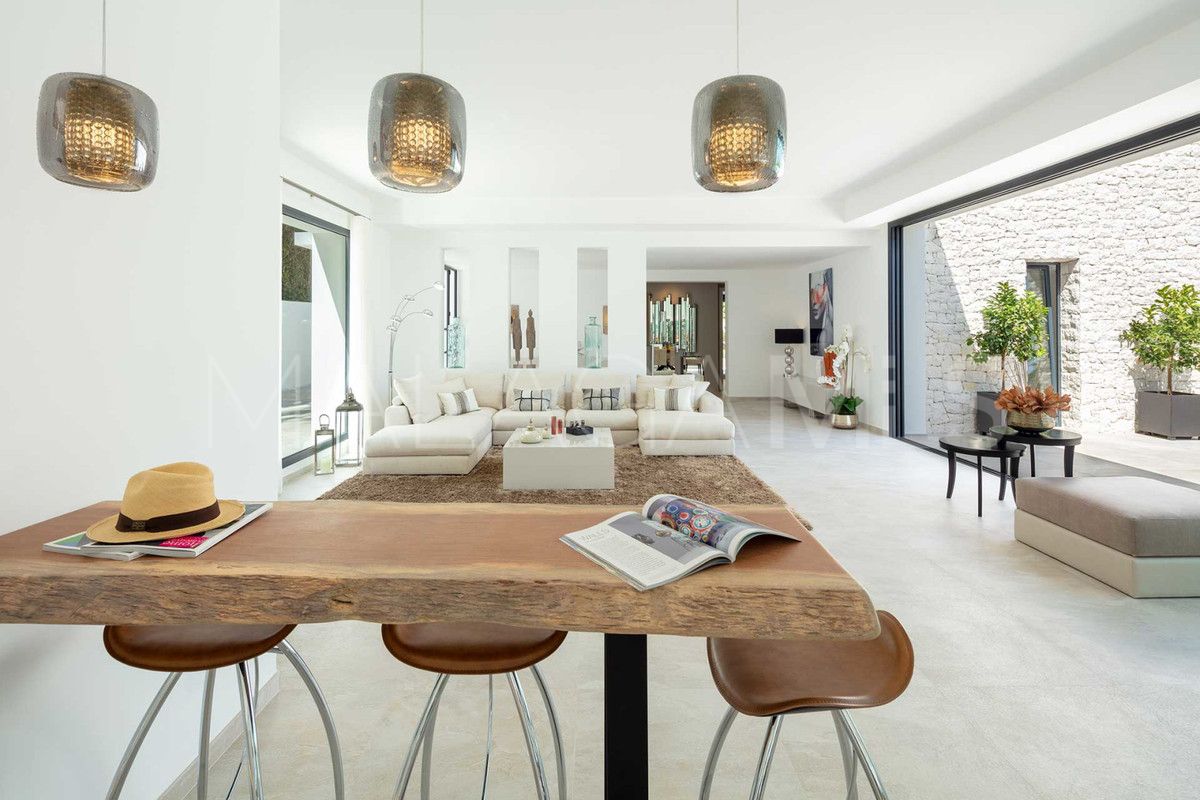 Villa for sale in Nueva Andalucia