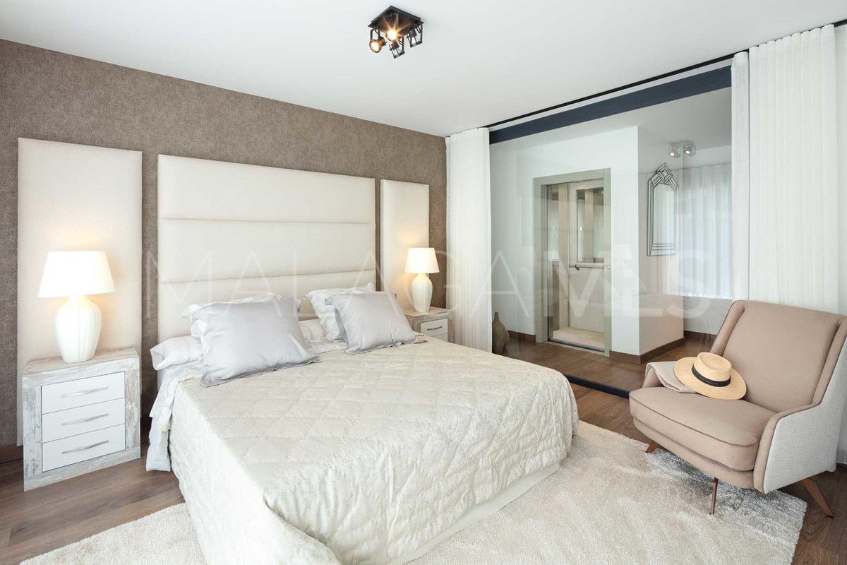 Villa for sale in Nueva Andalucia