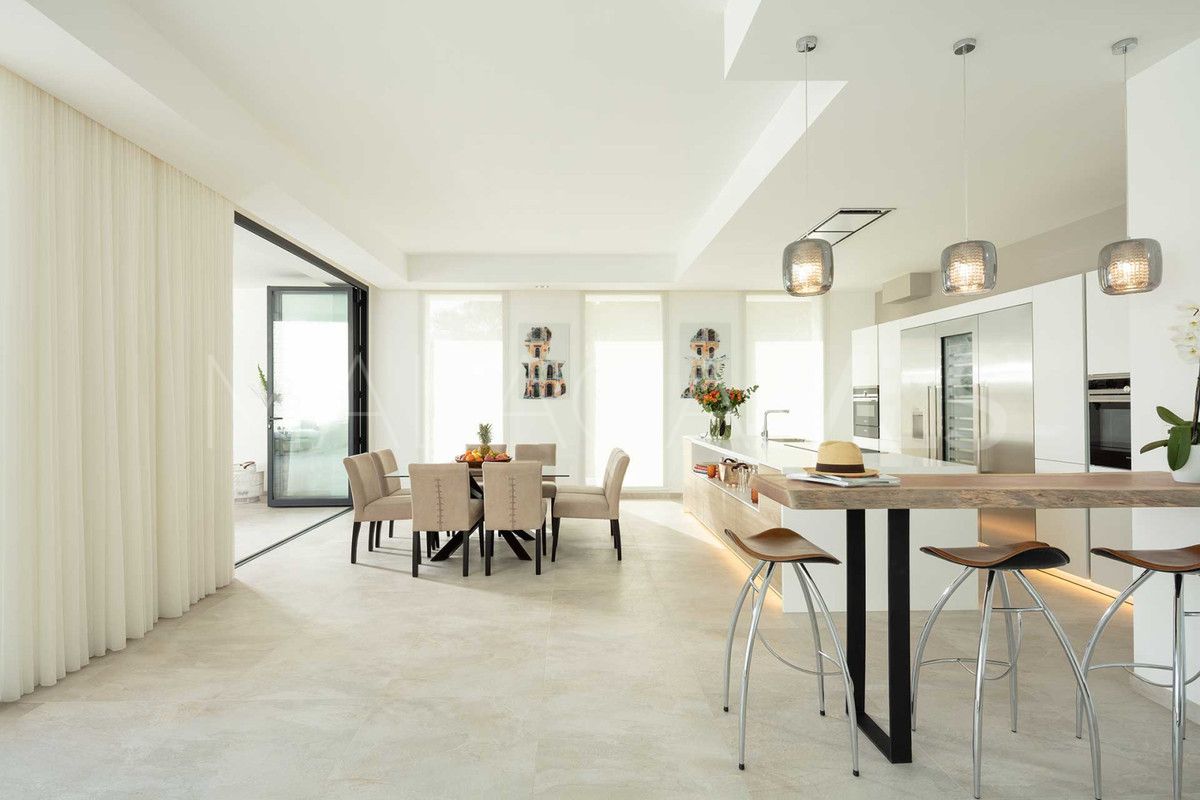 Villa for sale in Nueva Andalucia
