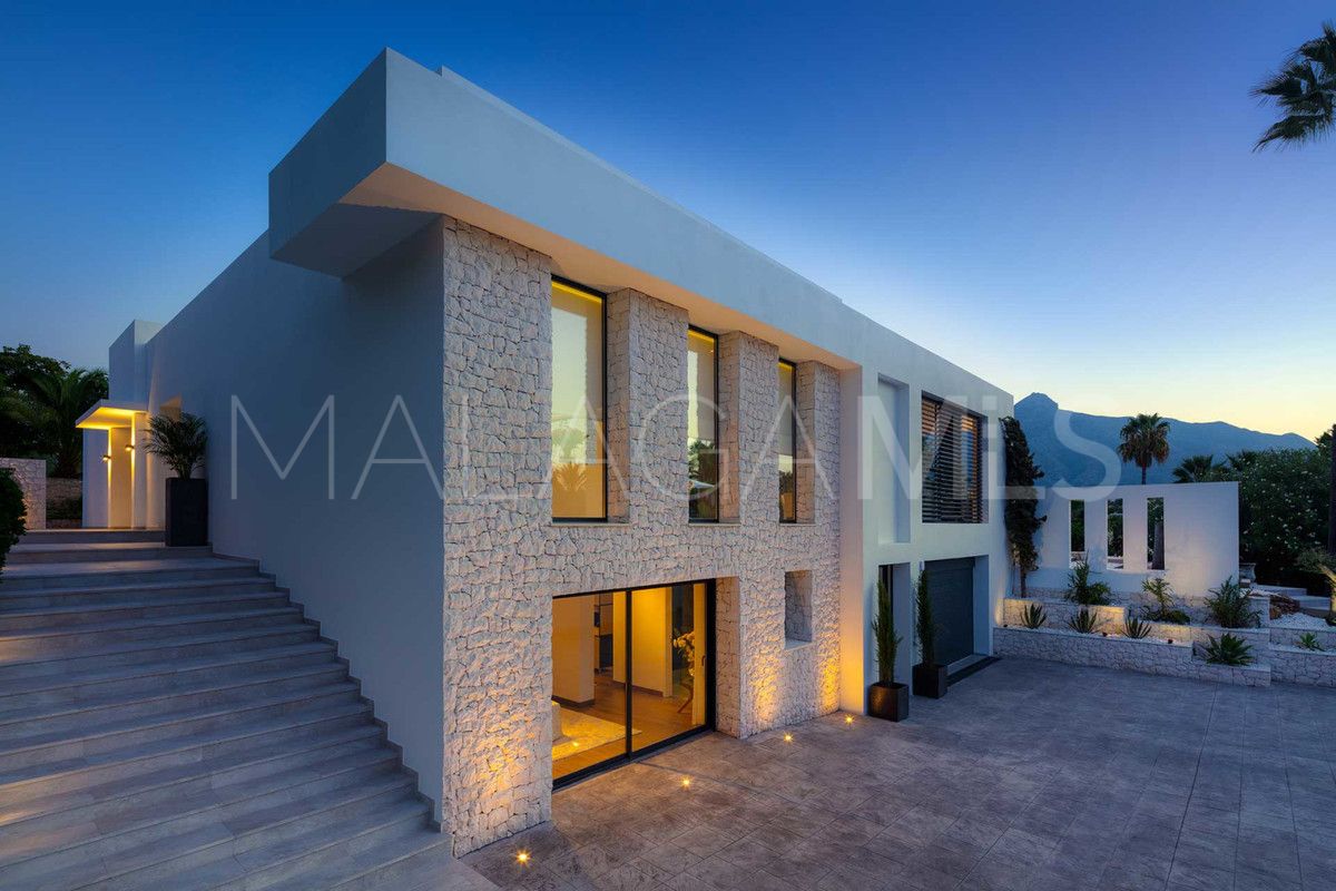 Villa for sale in Nueva Andalucia