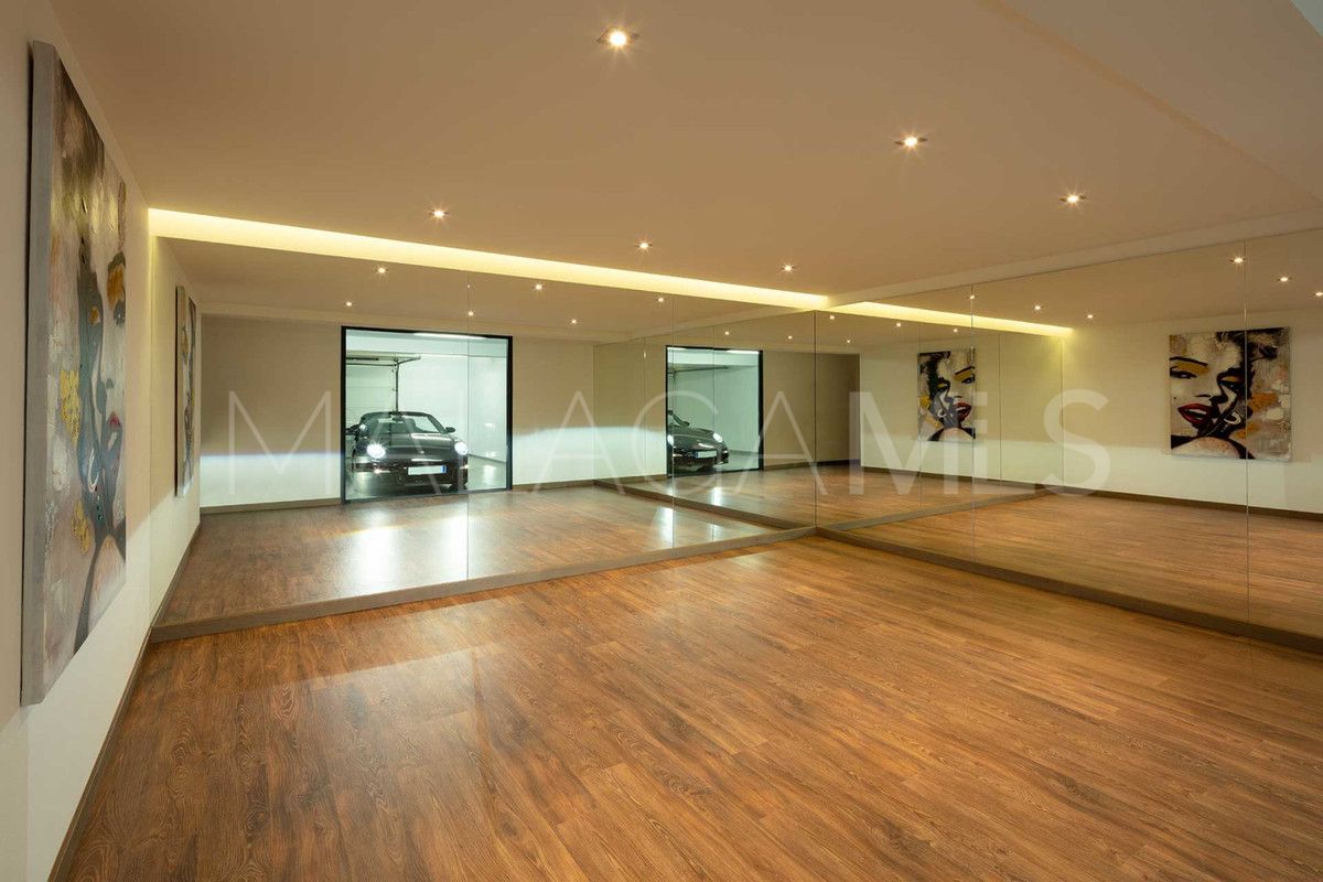 Villa for sale in Nueva Andalucia