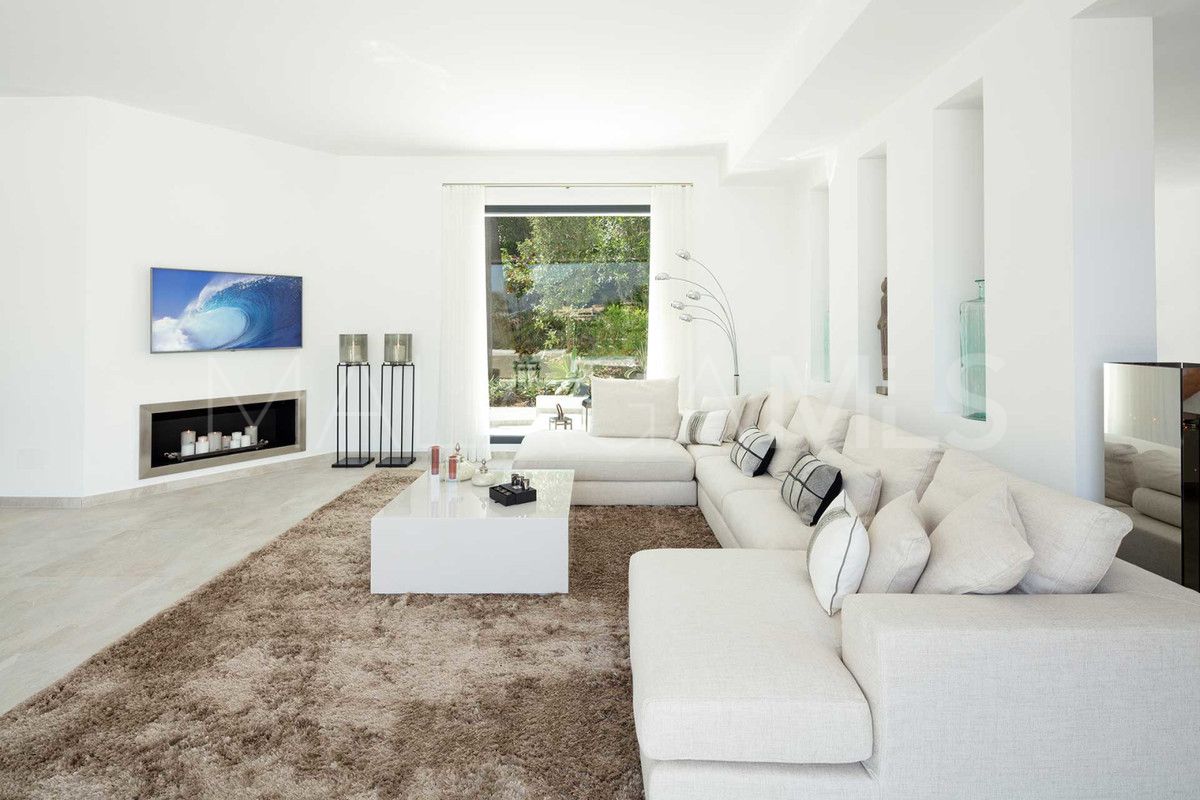 Villa for sale in Nueva Andalucia