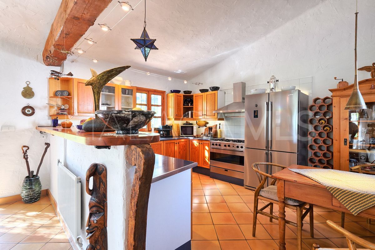 Finca for sale in Estepona