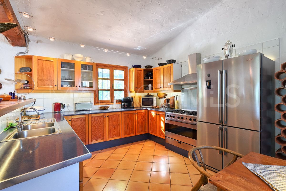Finca for sale in Estepona