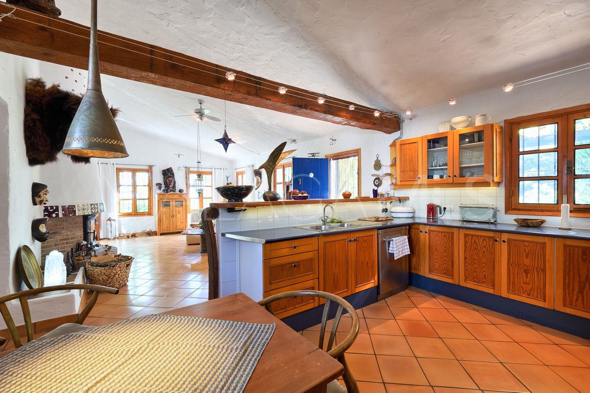 Finca for sale in Estepona