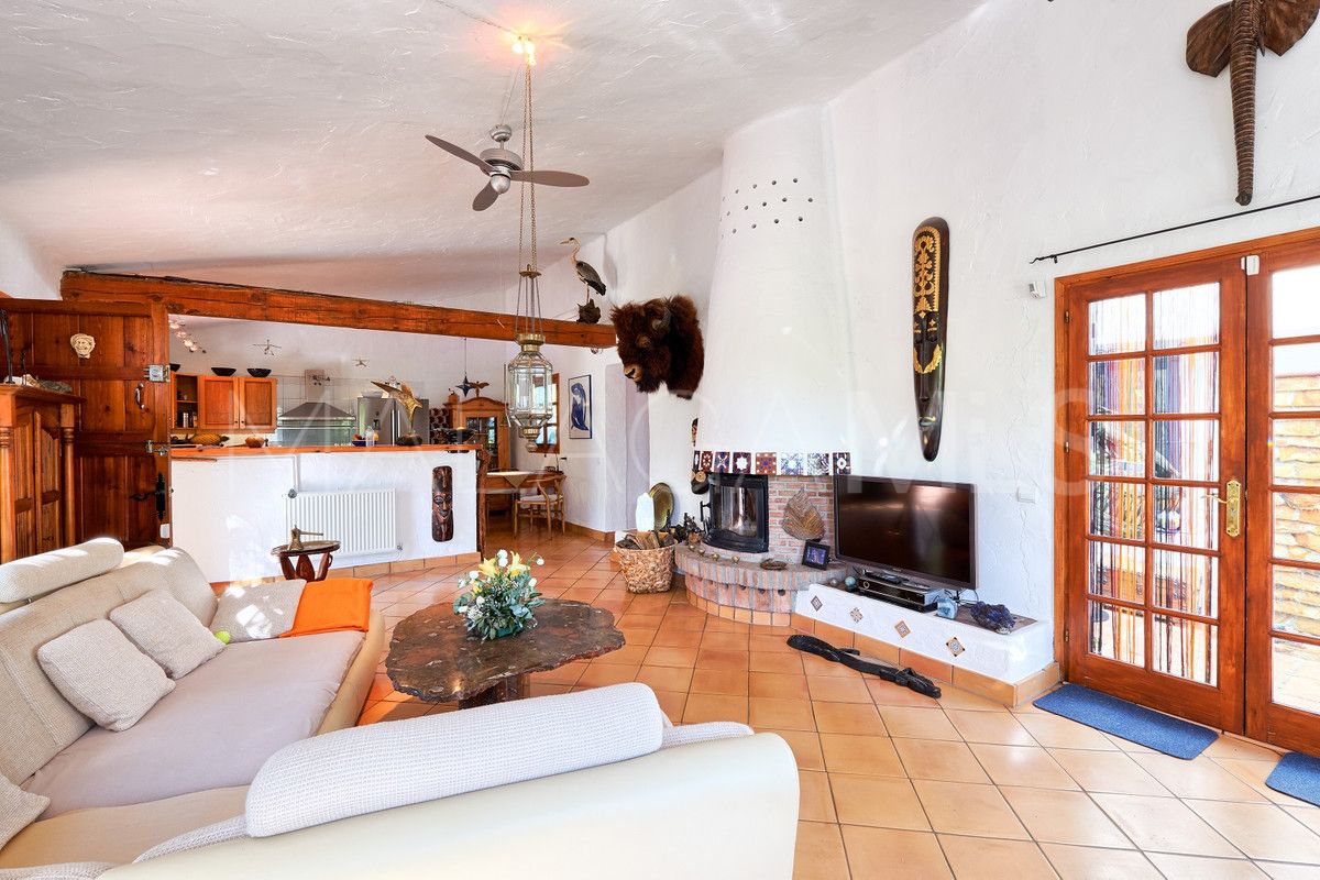 Finca for sale in Estepona