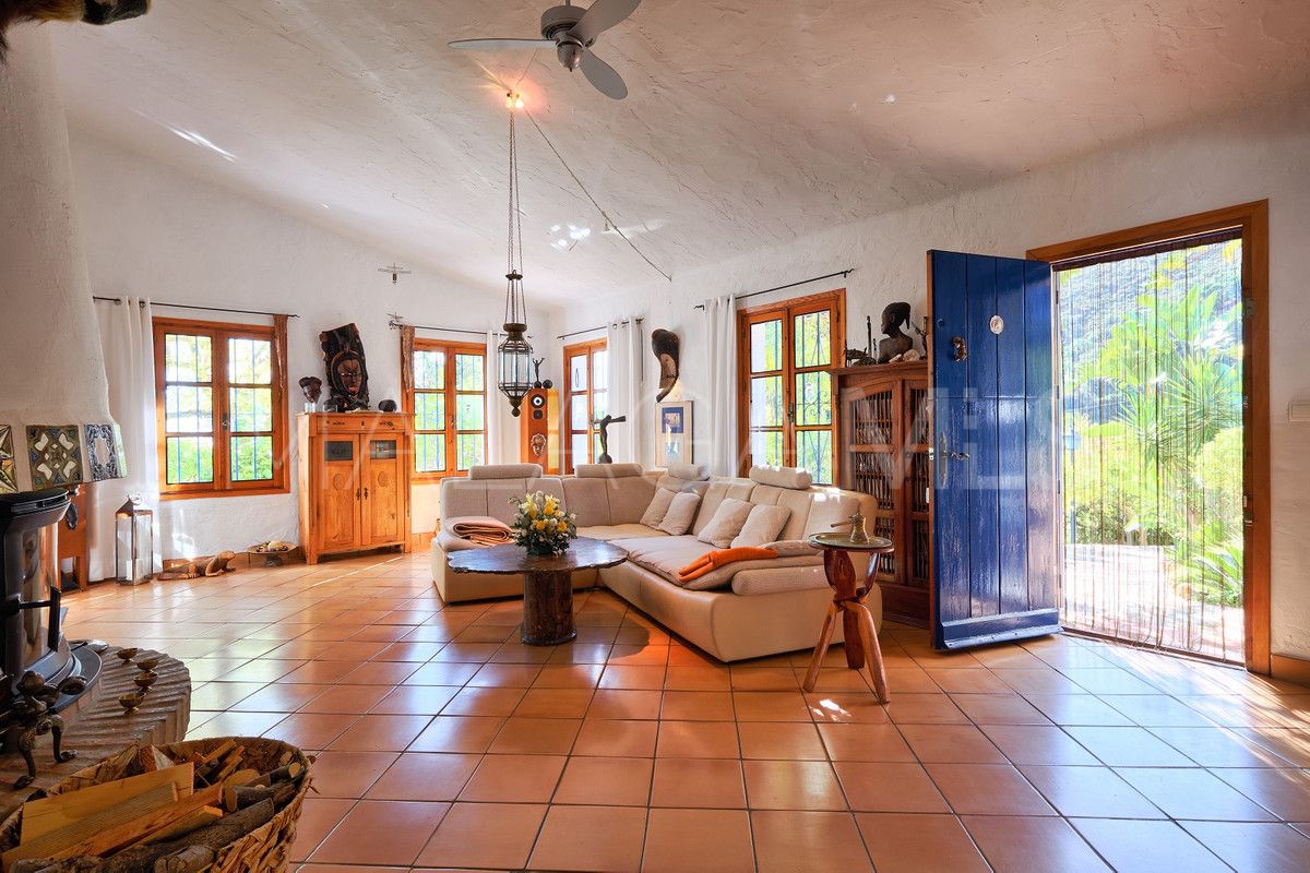 Finca for sale in Estepona
