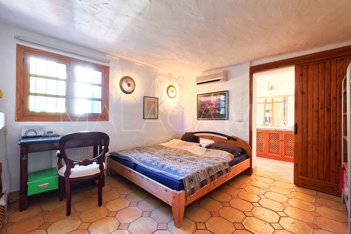 Finca for sale in Estepona