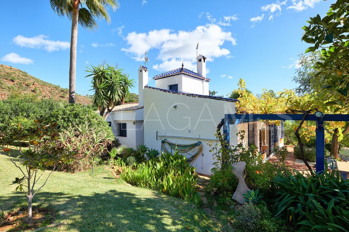 Finca for sale in Estepona