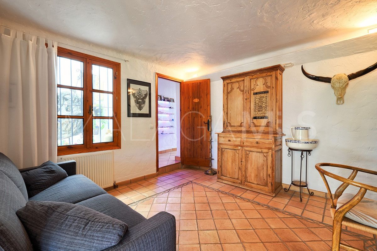 Finca for sale in Estepona