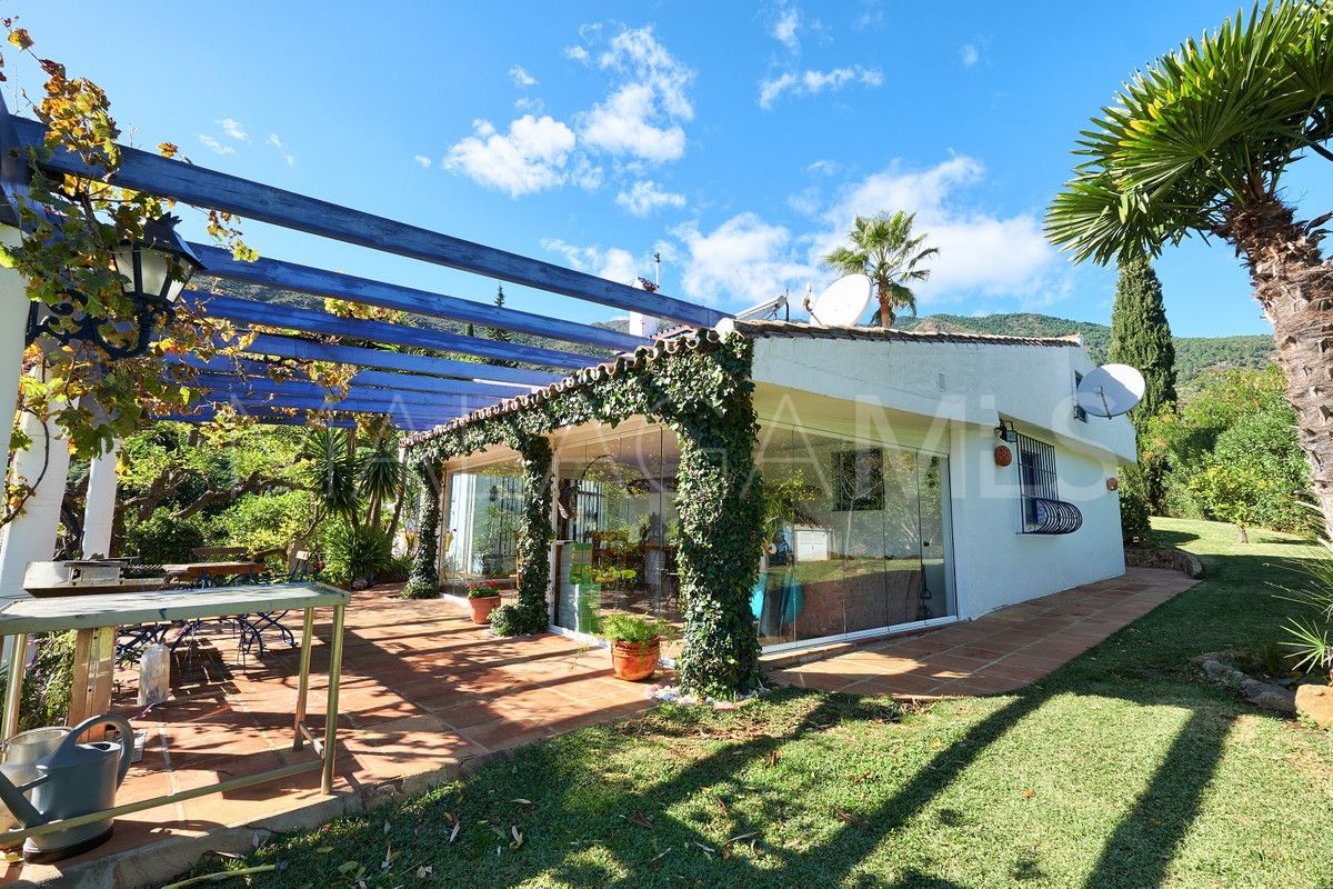 Finca for sale in Estepona