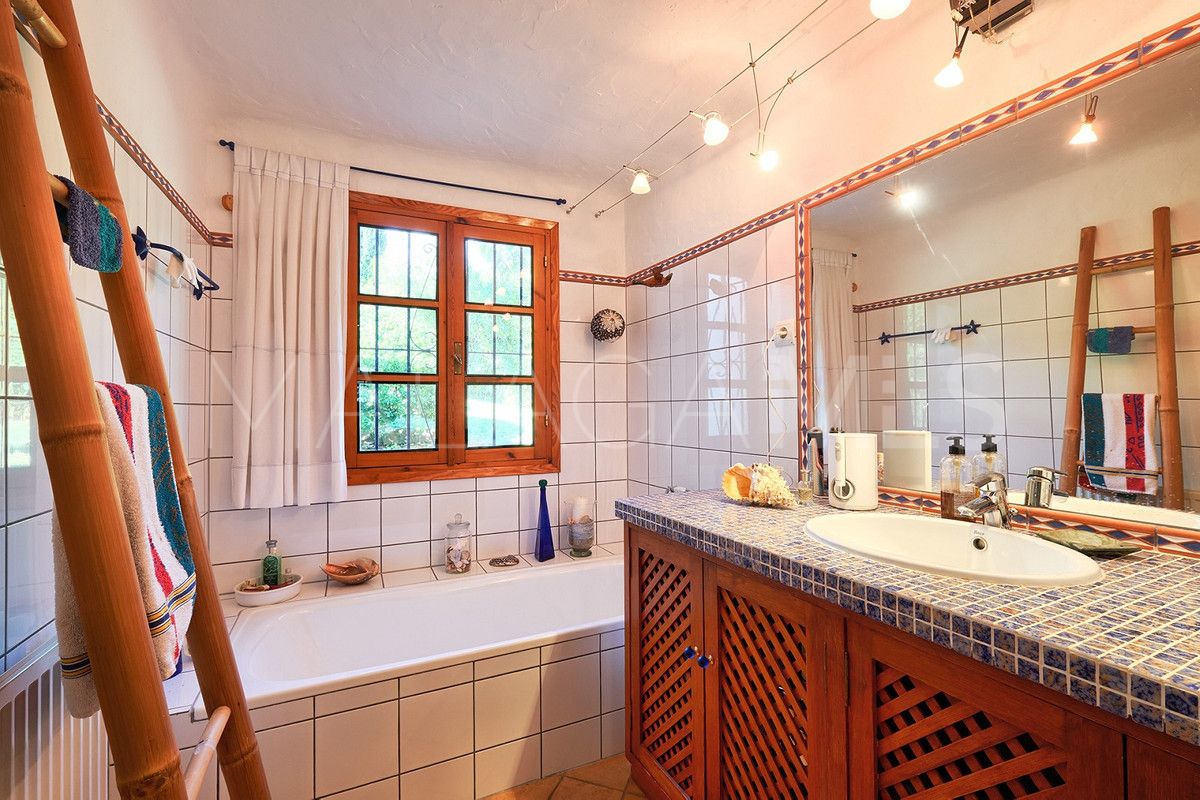 Finca for sale in Estepona