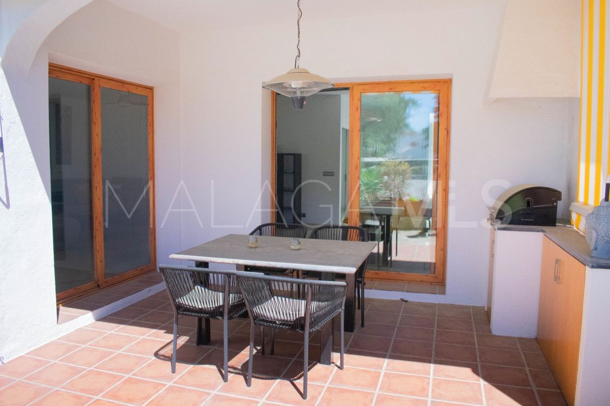 Villa for sale in Nueva Andalucia