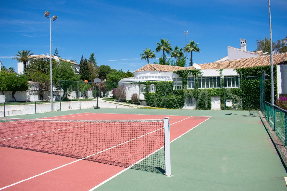 Villa for sale in Nueva Andalucia