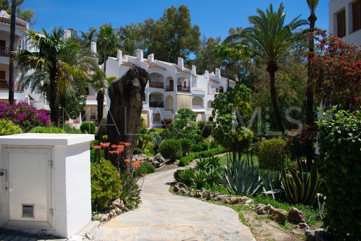 Villa for sale in Nueva Andalucia