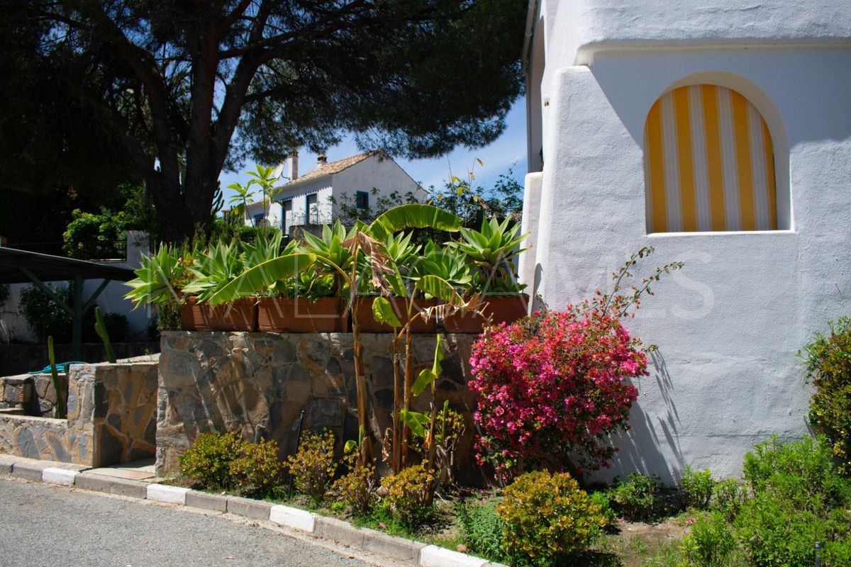 Villa for sale in Nueva Andalucia