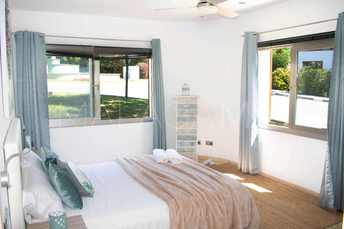 Villa for sale in Nueva Andalucia
