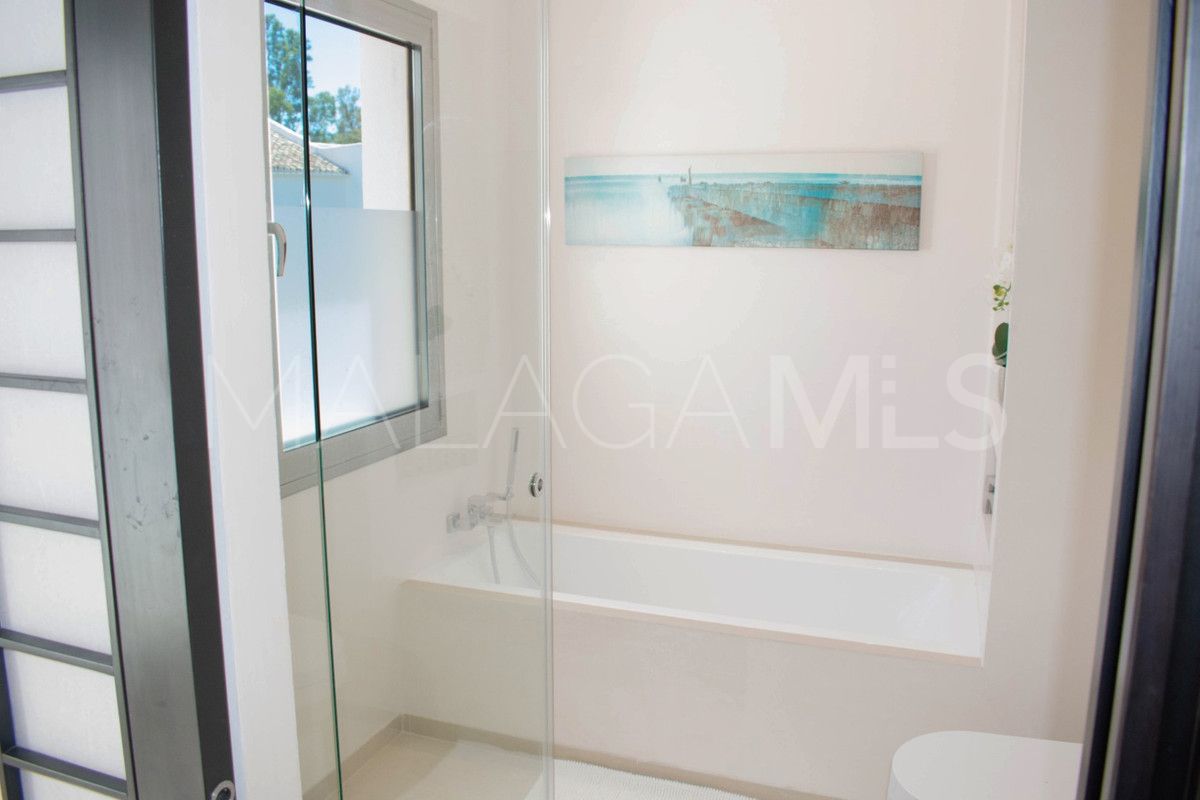 Villa for sale in Nueva Andalucia