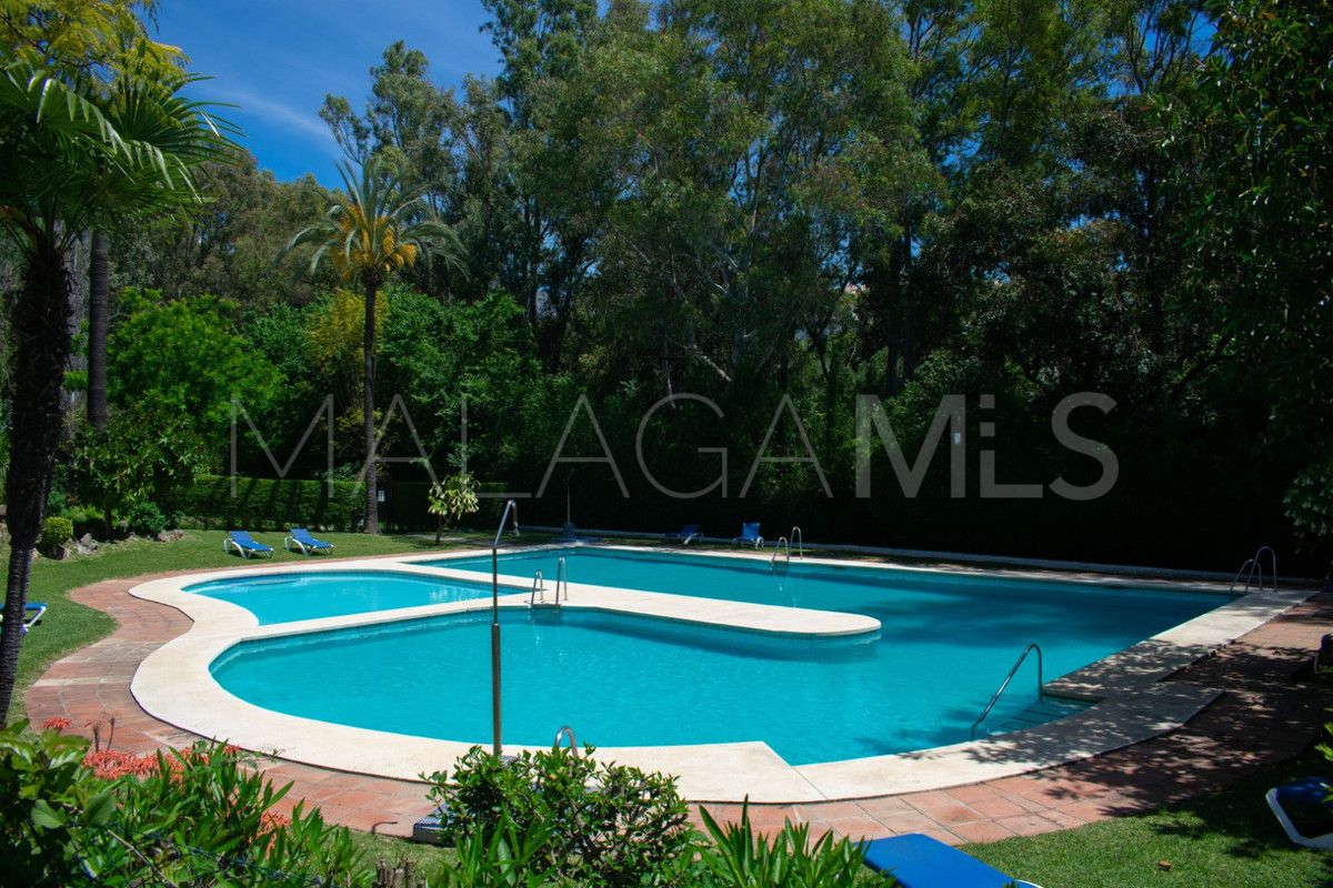 Villa for sale in Nueva Andalucia