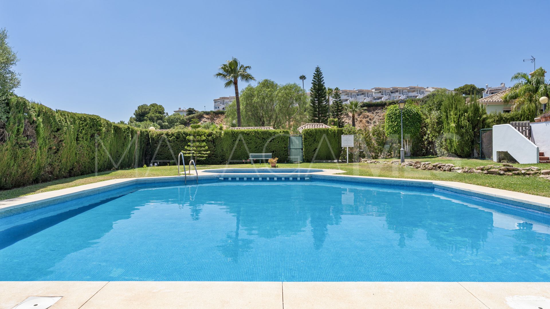 Se vende adosado in Calahonda Playa with 5 bedrooms