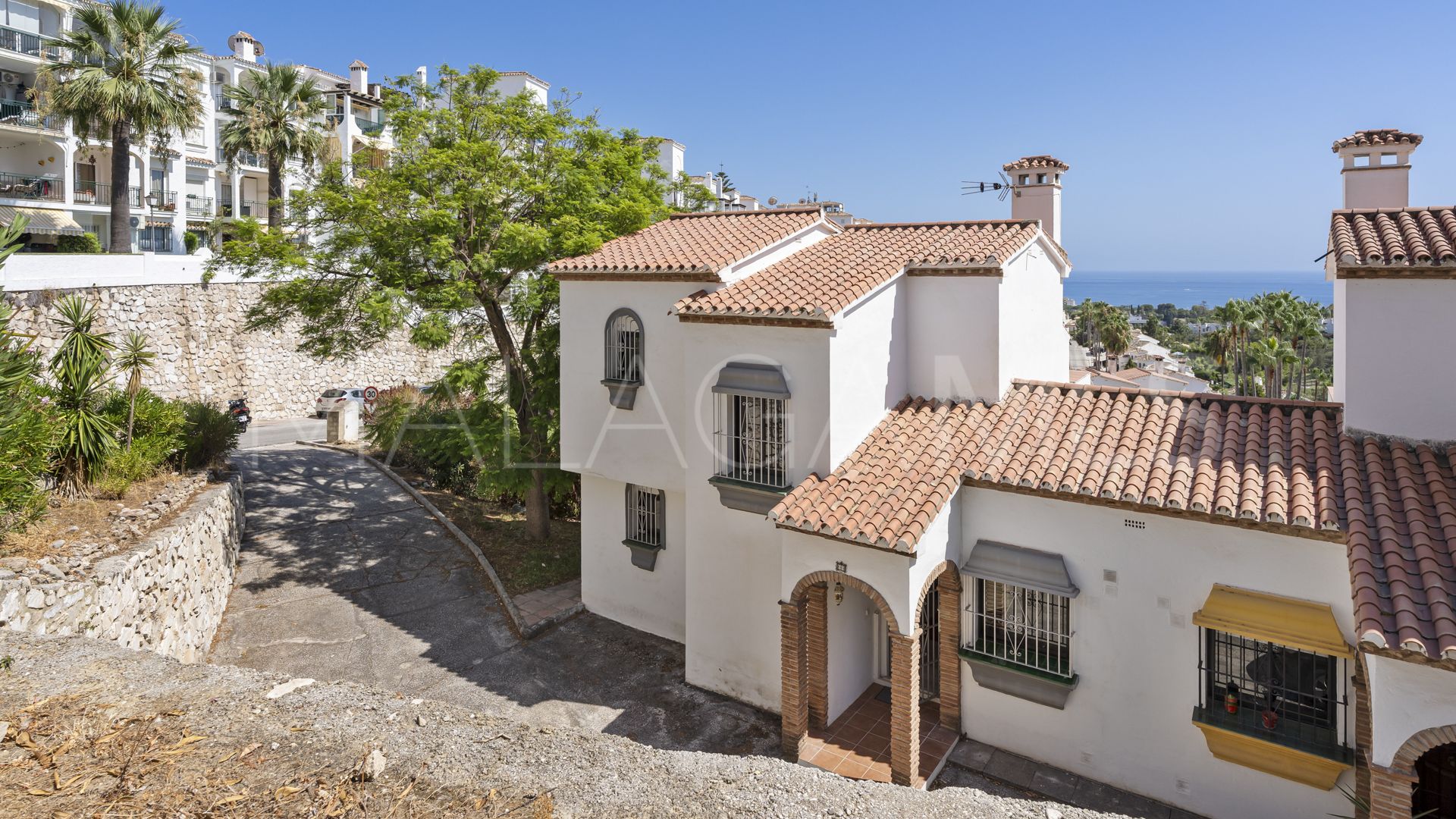 Se vende adosado in Calahonda Playa with 5 bedrooms