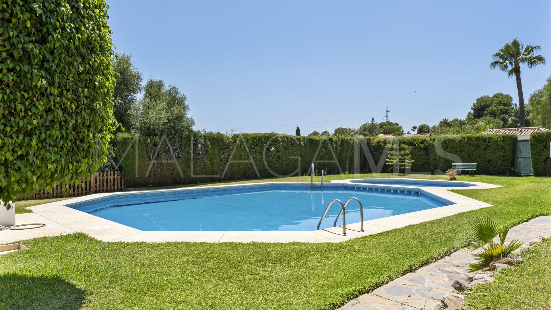 Se vende adosado in Calahonda Playa with 5 bedrooms