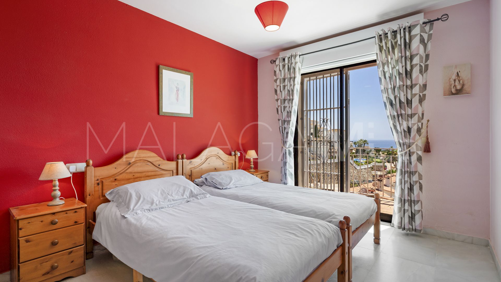 Se vende adosado in Calahonda Playa with 5 bedrooms