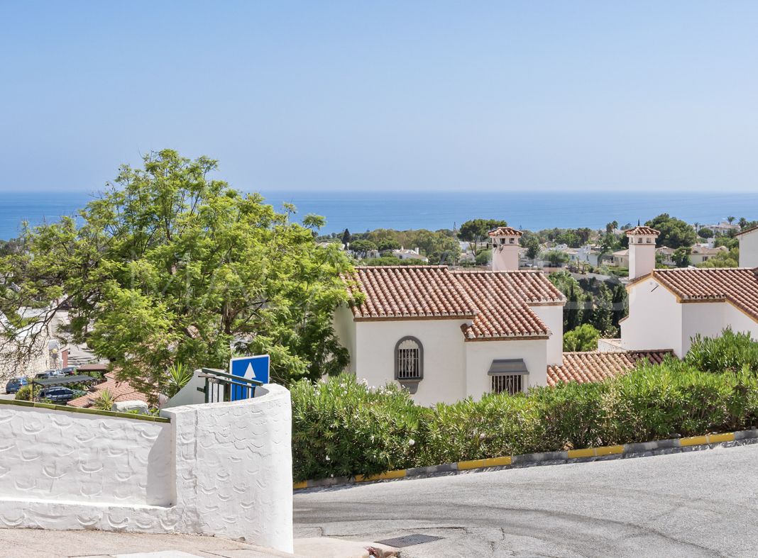 Se vende adosado in Calahonda Playa with 5 bedrooms