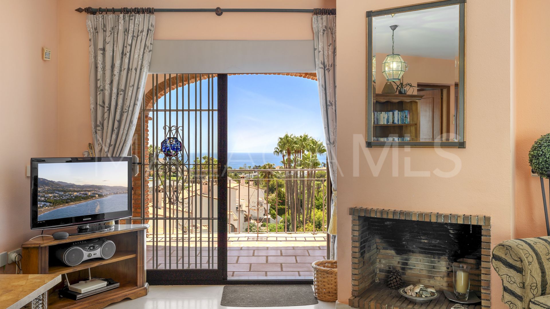 Se vende adosado in Calahonda Playa with 5 bedrooms