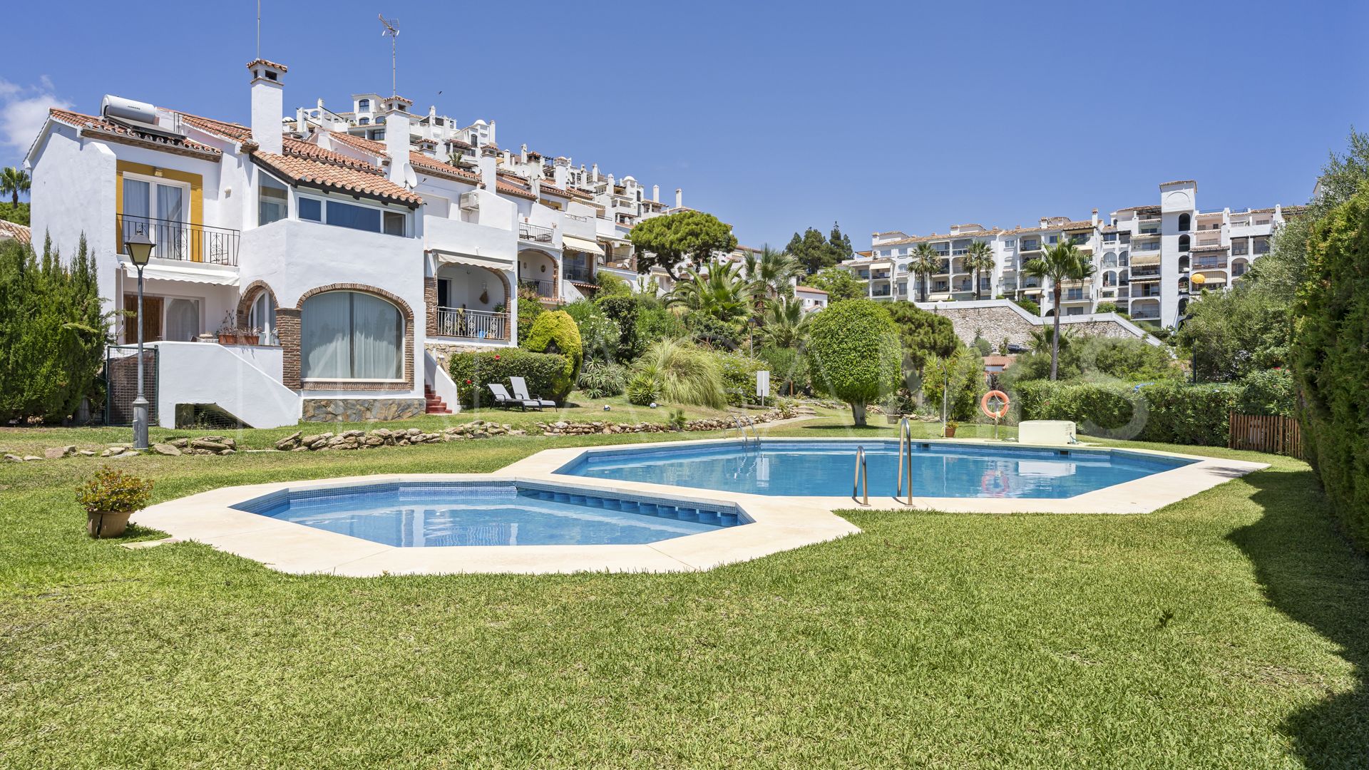Se vende adosado in Calahonda Playa with 5 bedrooms