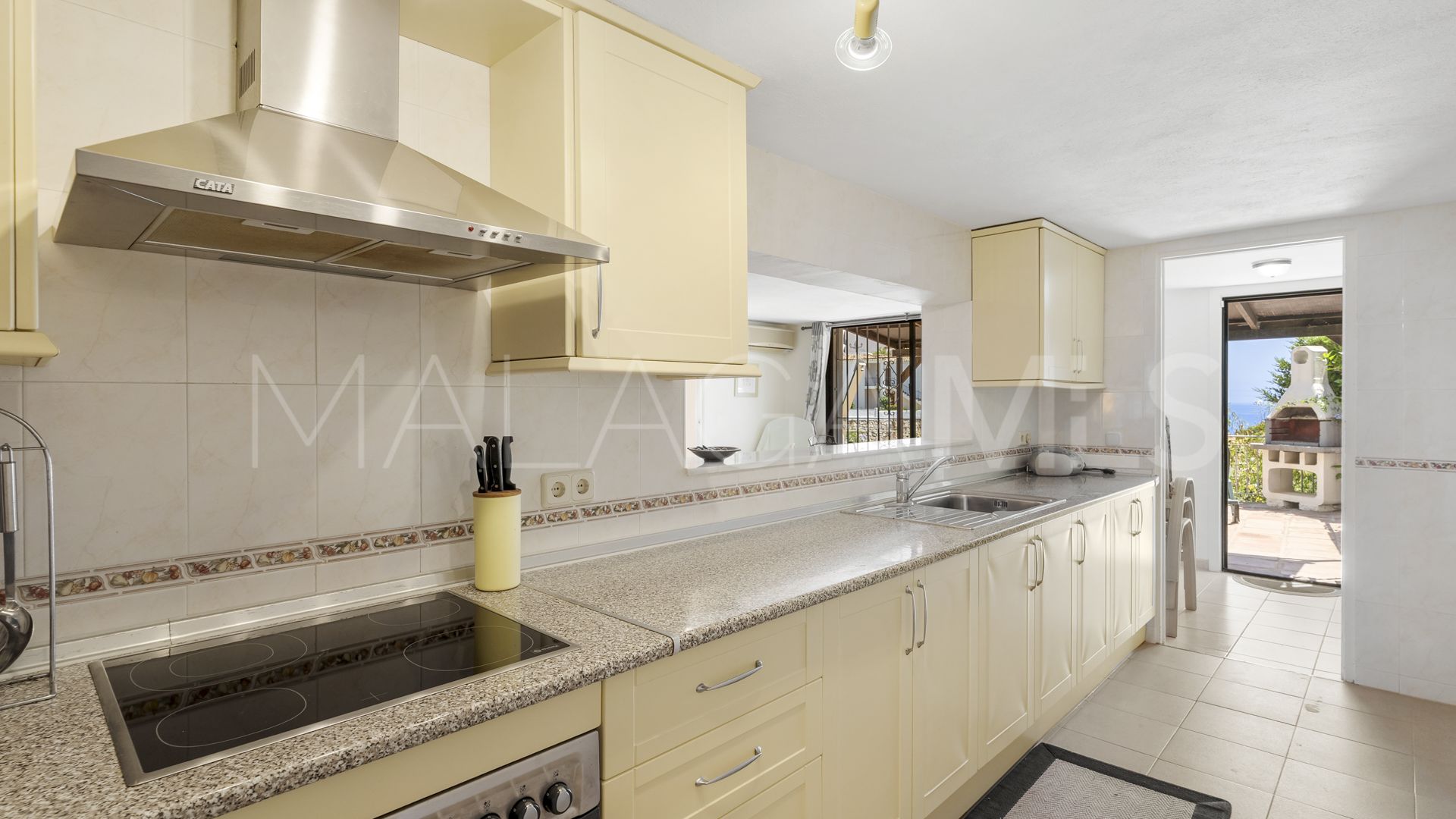 Se vende adosado in Calahonda Playa with 5 bedrooms