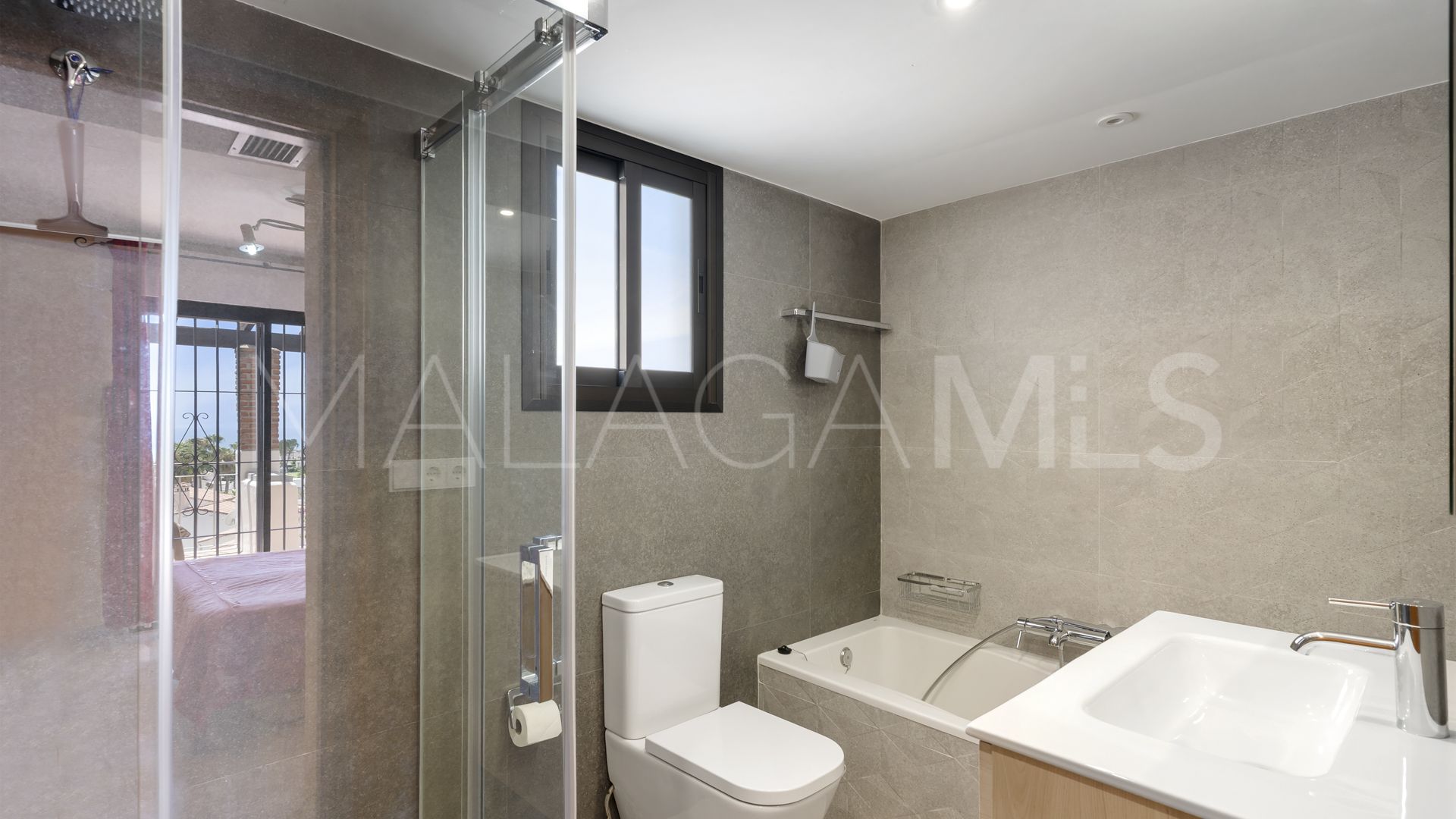 Se vende adosado in Calahonda Playa with 5 bedrooms