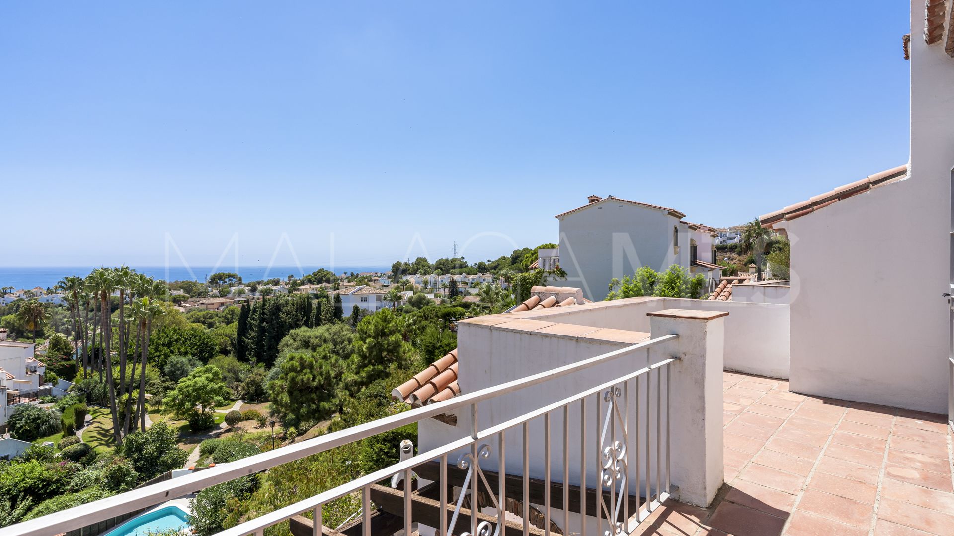 Se vende adosado in Calahonda Playa with 5 bedrooms