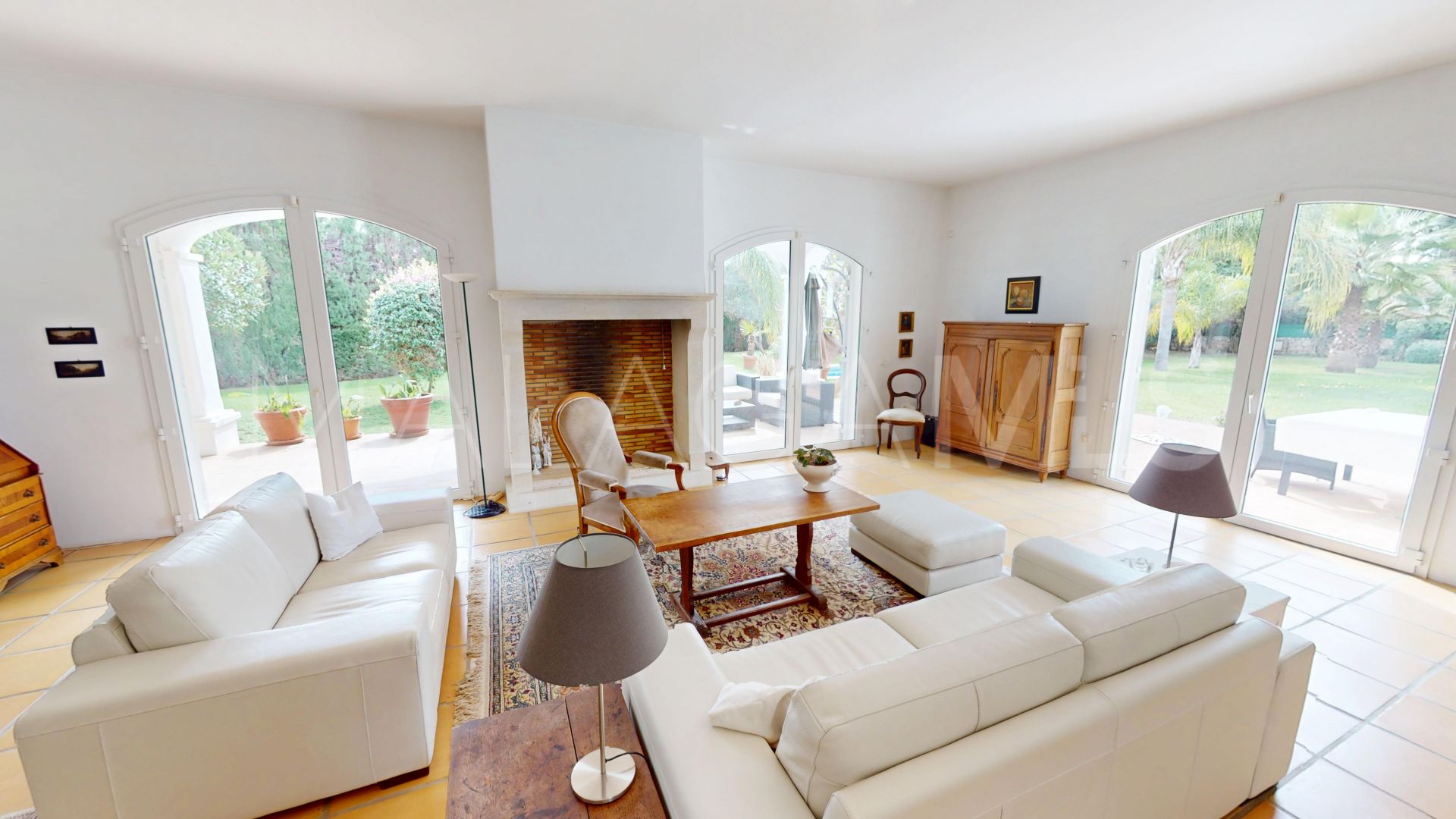 Villa for sale in Guadalmina Baja