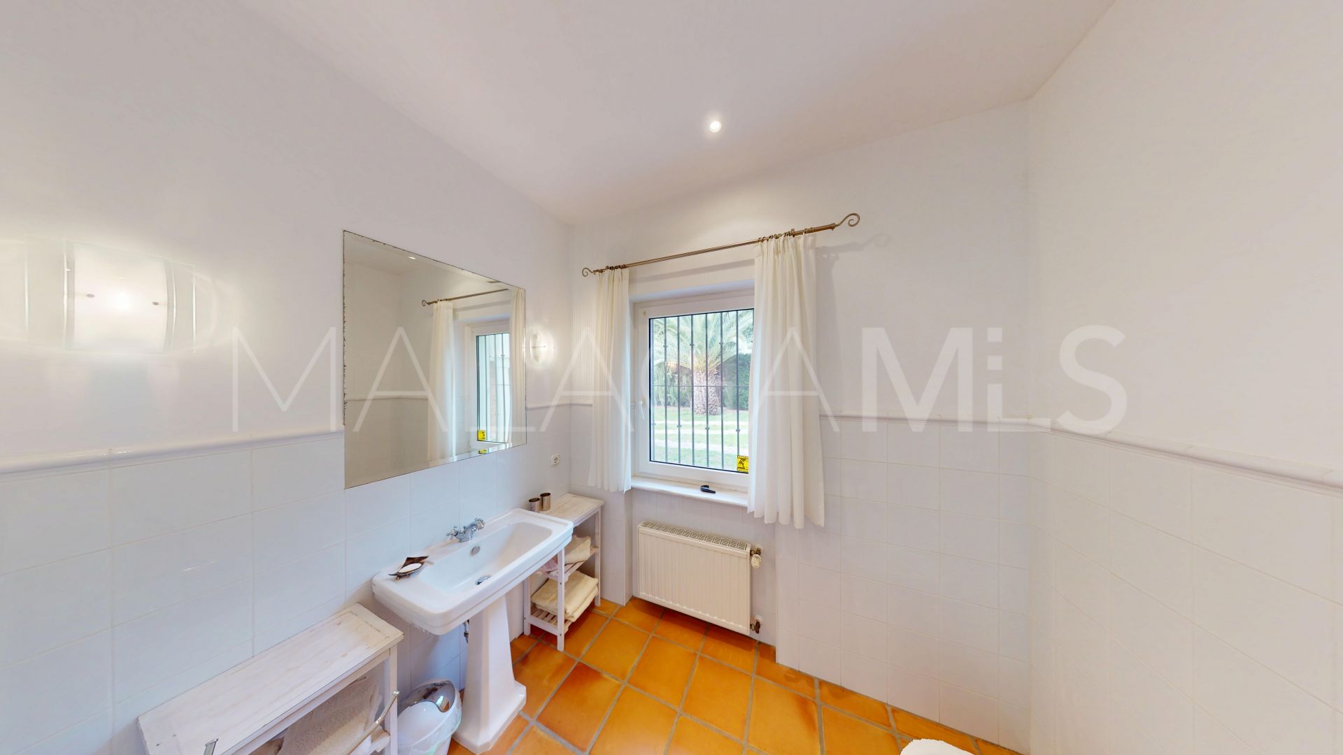 Villa for sale in Guadalmina Baja