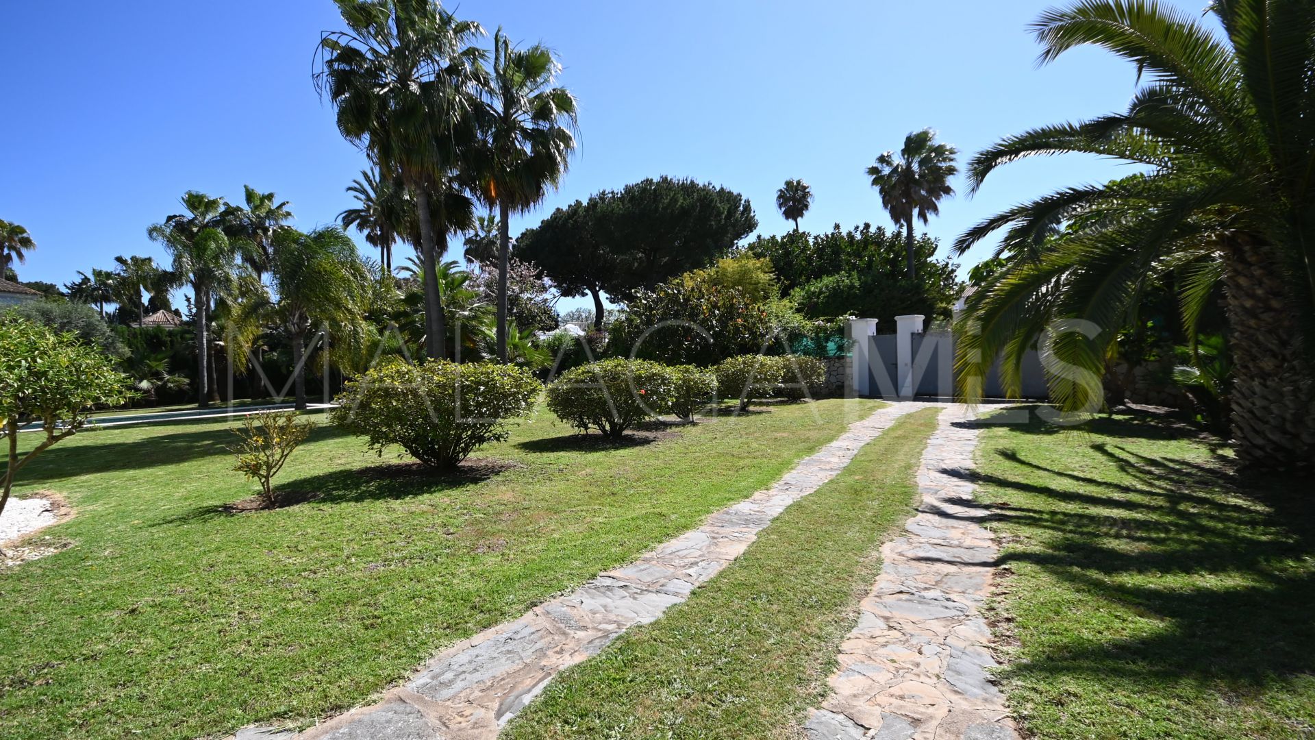Villa for sale in Guadalmina Baja